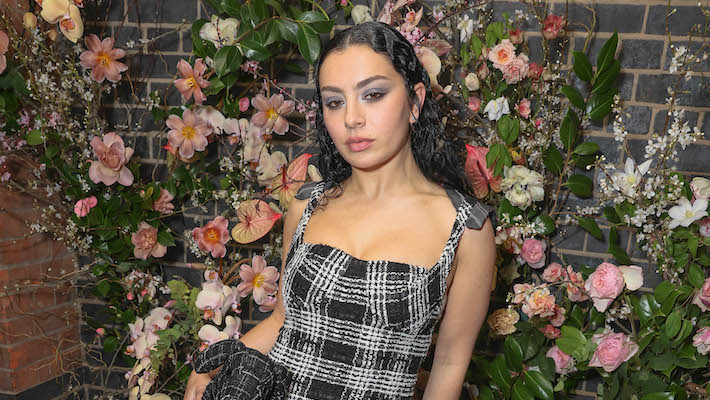 Indiecast examine les nouveaux albums de Charli XCX et leur belle apparence