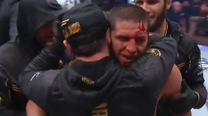 Islam Makhachev a soumis Dustin Poirier pour conserver le titre des poids légers à l'UFC 302