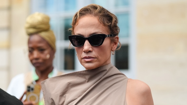 Jennifer Lopez a été repérée sur un vol commercial, puis moquée, puis défendue