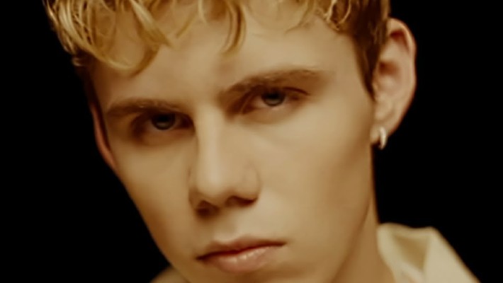 Kid Laroi organise une fête épique à la maison pour les années 2000 dans son nouveau clip pour « Girls »