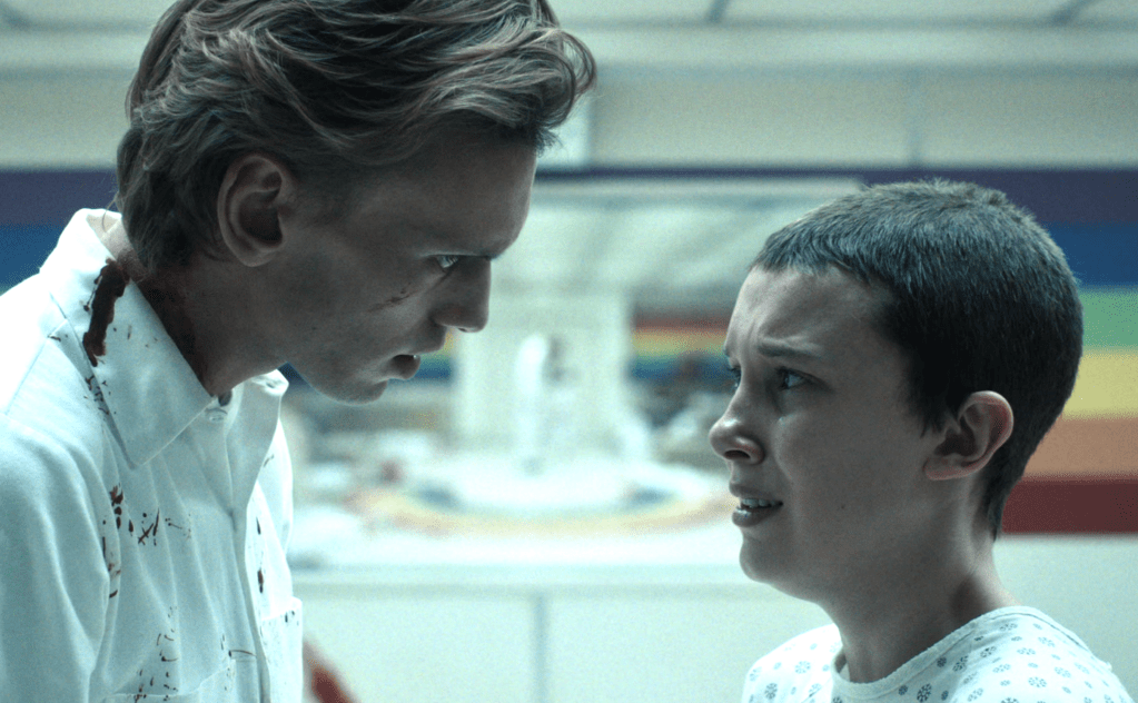 La star de "Stranger Things", Jamie Campbell Bower, a qualifié la dernière saison de "dingue" et de "complètement folle"