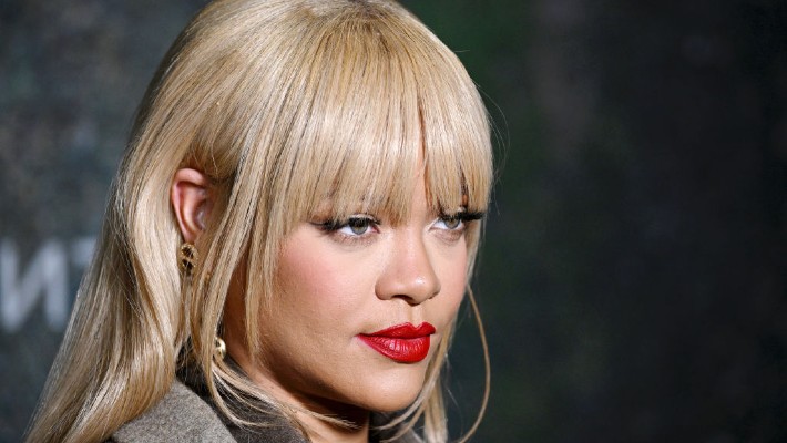 Le dernier choix de garde-robe de Rihanna amène les gens à se demander si de la nouvelle musique arrivera un jour