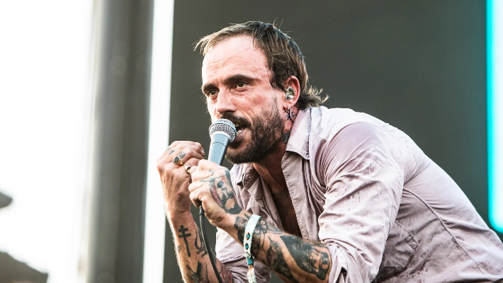 Le set d'Idles à Glastonbury 2024 a donné un tout nouveau sens au crowd-surfing, grâce à Banksy