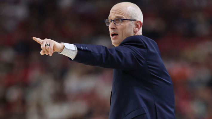 Les Lakers seraient prêts à cibler l'entraîneur-chef d'UConn, Dan Hurley, avec une « offre massive »