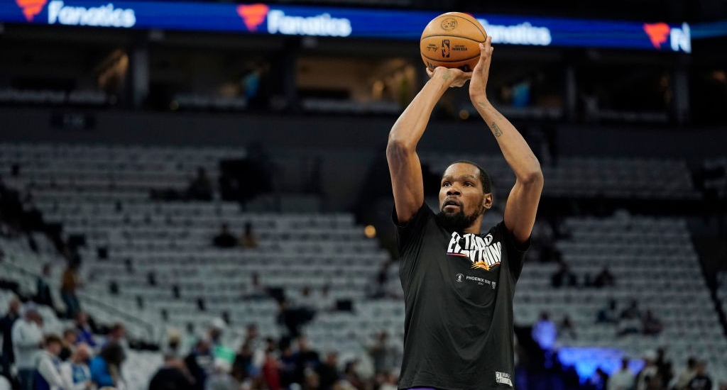 Les fans de basket-ball sont liés au fait que Kevin Durant travaille sur son pull dans le club