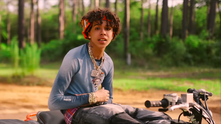 Luh Tyler hors route et montre de l'argent dans sa vidéo "Young N****"