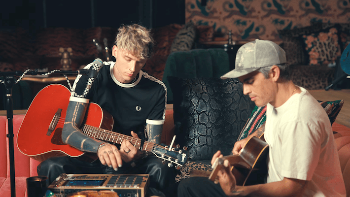 MGK met le rap et le rock de côté pour passer au country grâce à une reprise intime de "Sun to Me" de Zach Bryan