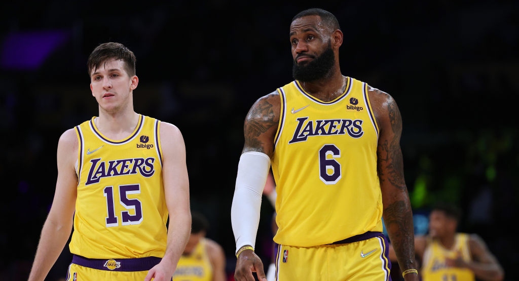 Rapport : LeBron James pourrait accepter moins d'argent des Lakers si cela les aidait à recruter James Harden ou Klay Thompson