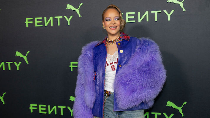 Rihanna établit un nouveau record de diamant dans les livres d'histoire de la RIAA pour les femmes dans la musique