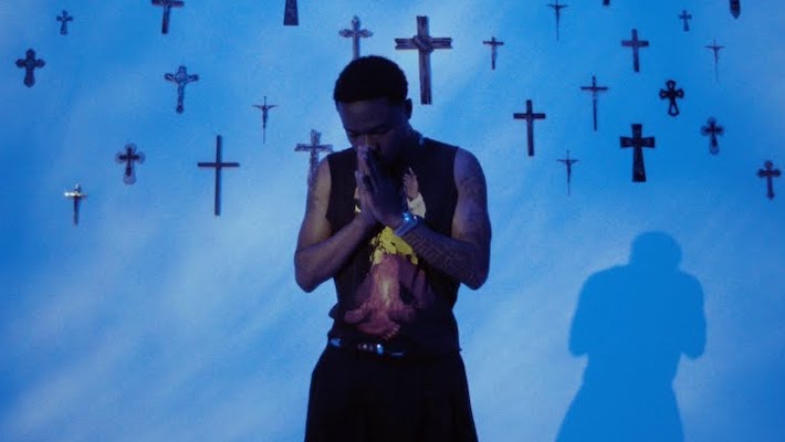 Roddy Ricch donne et reçoit des bénédictions dans sa vidéo priante « Remords des survivants »