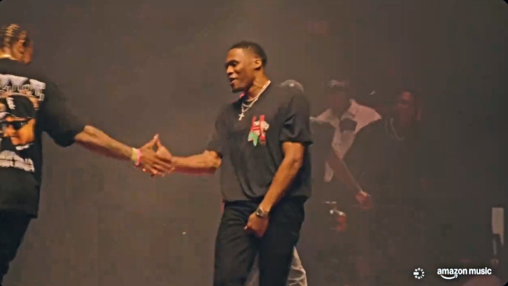Russell Westbrook et DeMar DeRozan ont dansé sur scène pour la quatrième performance consécutive de Kendrick Lamar de "Not Like Us" au Pop Out