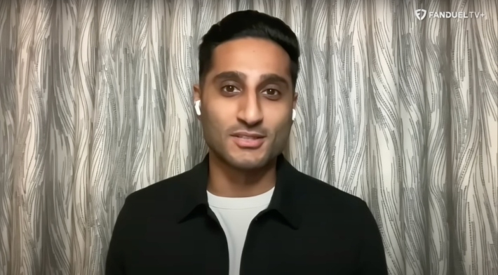 Shams Charania a bien l'air de prendre des photos subtiles sur Adrian Wojnarowski après que Dan Hurley ait refusé les Lakers