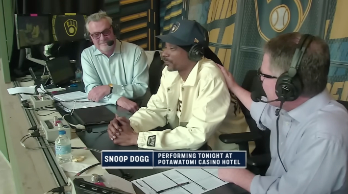Snoop Dogg rejoignant le stand de diffusion pour un match Reds-Brewers était aussi incroyable qu'on pourrait s'y attendre