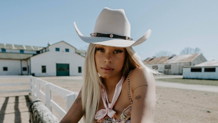 Tanner Adell laisse tomber une chaleur stimulante pour les dames sur son nouveau single, « Too Easy »