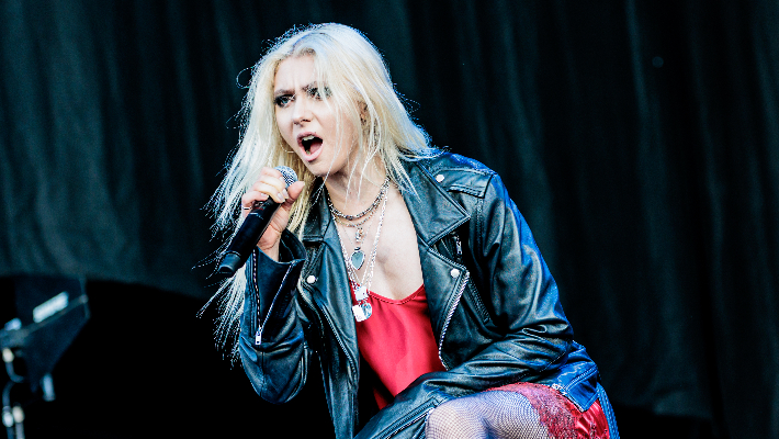 Taylor Momsen de Pretty Reckless a été surnommée "Bat Girl" après avoir été mordue lors du set d'ouverture d'AC/DC