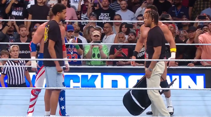 Tyrese Haliburton (avec des poings américains) et Jalen Brunson (avec une chaise en acier) ont continué à s'affronter sur WWE SmackDown