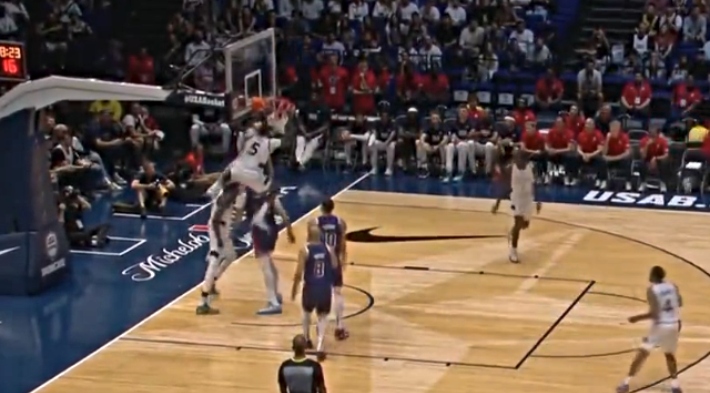 Anthony Davis a été mis en avant sur une affiche lors du match exhibition de l'équipe américaine contre le Soudan du Sud