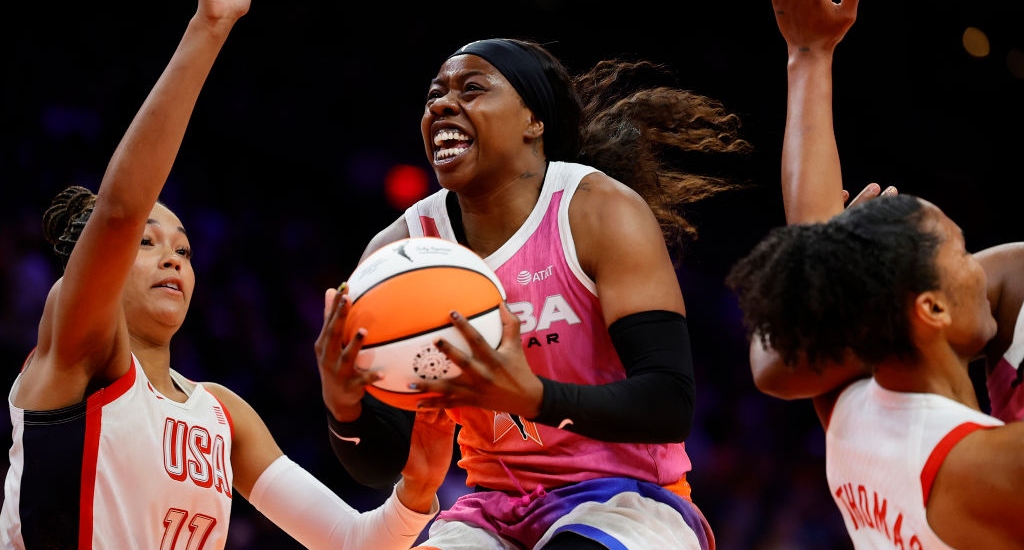 Arike Ogunbowale a battu le record de points du All-Star Game pour mener l'équipe WNBA à une victoire contre l'équipe américaine