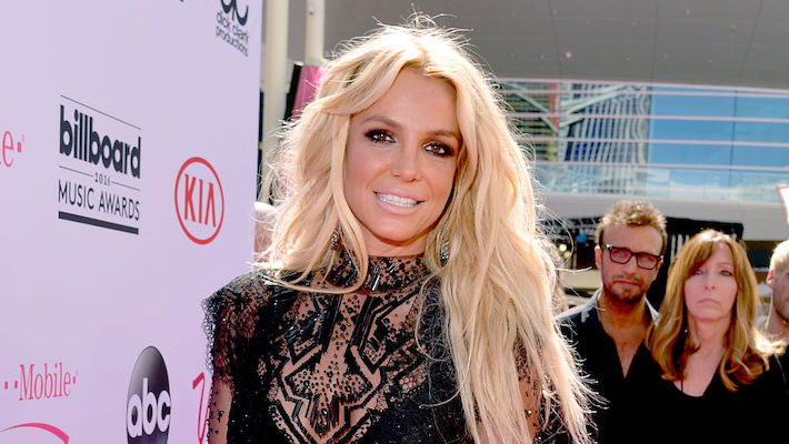 Britney Spears promet de rester célibataire « aussi longtemps qu'elle vivra » et ses fans pensent que c'est pour le mieux