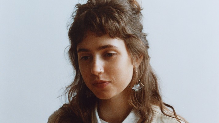 Clairo trouve le son qu'elle a « toujours voulu » sur son nouvel album, « Charm », explique-t-elle