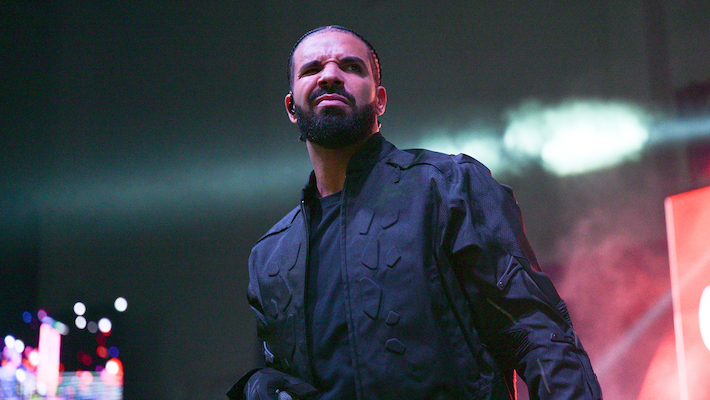 Drake pense que « le rap est une blague », d'après le t-shirt graphique nonchalant qu'il portait