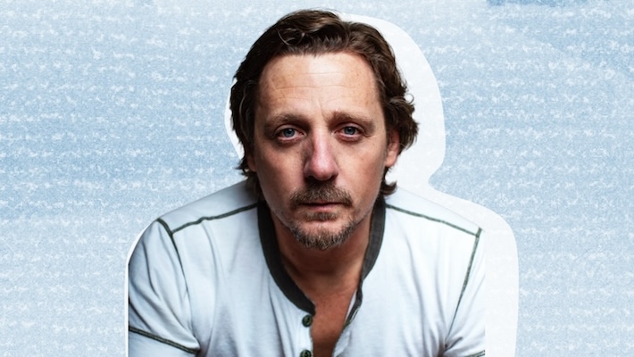 En tant que Johnny Blue Skies, Sturgill Simpson ne ressemble qu'à lui-même