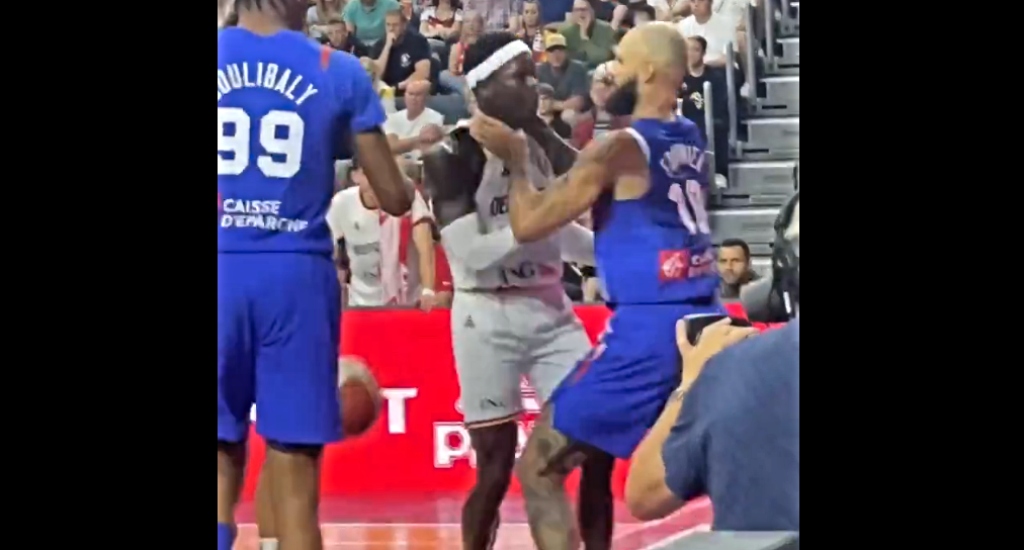 Evan Fournier a mis ses mains autour de la gorge de Dennis Schröder pour déclencher un combat lors du match France-Allemagne