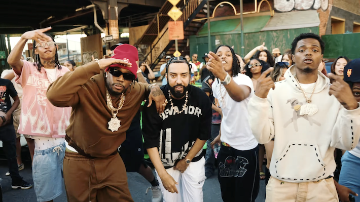 French Montana emmène New York « sur la lune » dans sa nouvelle vidéo pleine d'énergie avec ses compagnons de tournée Fabolous et Fivio Foreign