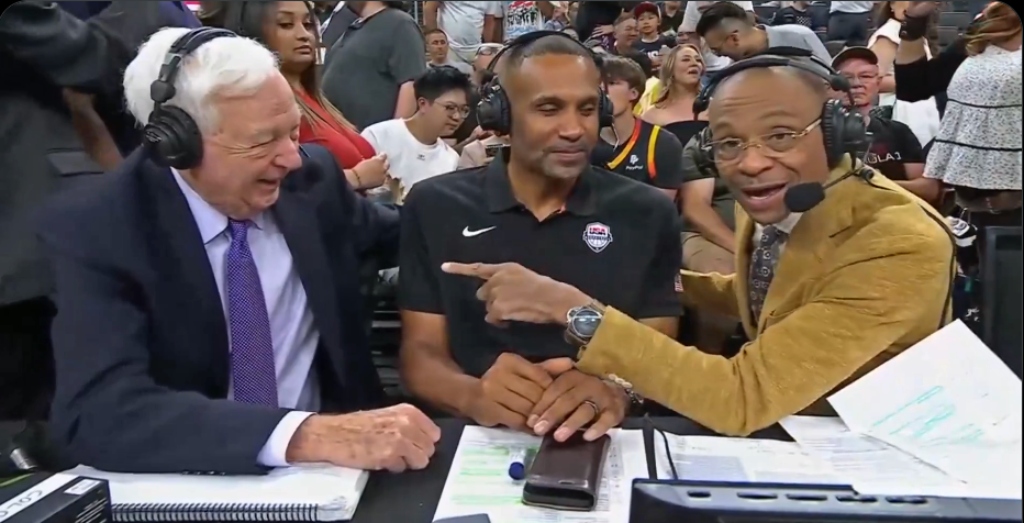 Grant Hill ne voulait rien avoir à faire avec Gus Johnson qui lui demandait pourquoi Caitlin Clark ne faisait pas partie de l'équipe américaine