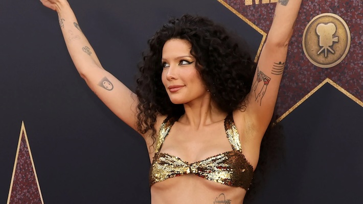 Halsey échantillonne Britney Spears et Monica sur son nouveau single « Lucky »