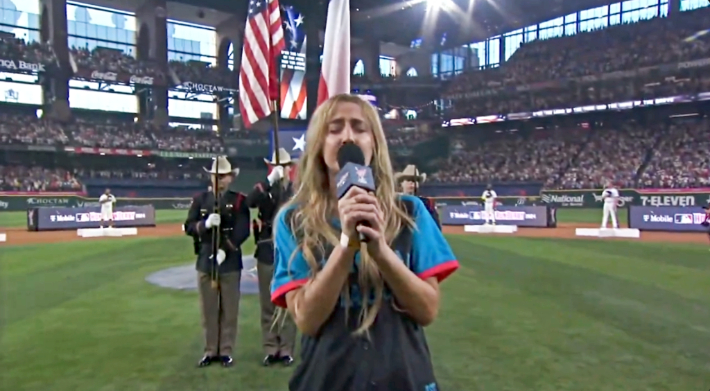 L'hymne national du Home Run Derby a été un tel désastre que les gens se sont demandés s'il s'agissait d'une farce