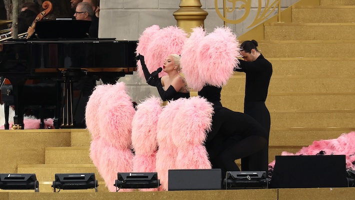 Lady Gaga éblouit en rose et noir lors de sa performance à la cérémonie d'ouverture des Jeux olympiques de 2024