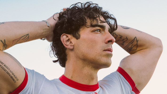 Le prochain album solo de Joe Jonas est rempli de « musique pour les gens qui croient en l'amour », comme il l'a expliqué