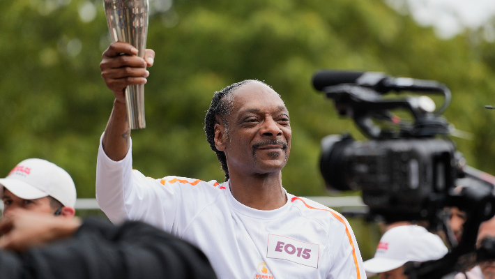Les fans ont pris le moment de la torche olympique de Snoop Dogg en 2024 et l'ont transformé en une blague enflammée sur les fumeurs de joints