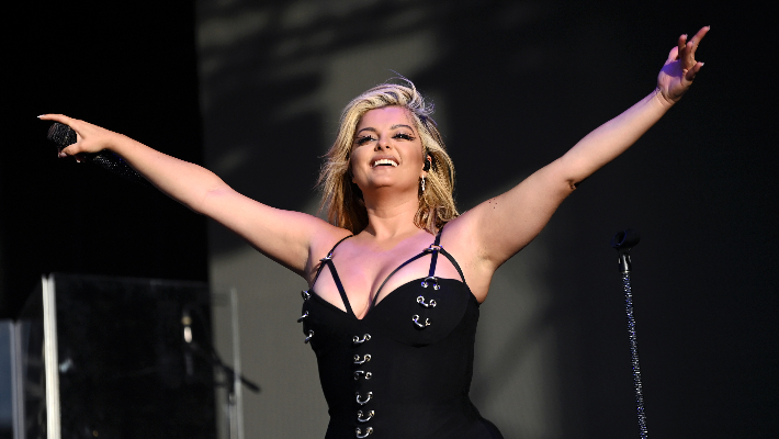 Les fans se mobilisent derrière Bebe Rexha après qu'elle ait expulsé un spectateur d'un concert pour avoir tenté de lui jeter quelque chose