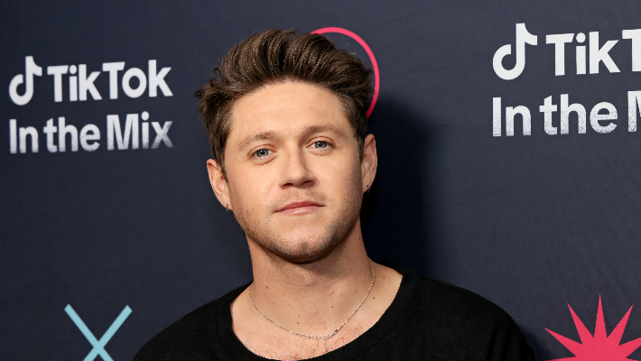 Niall Horan a fait le trajet à pied dans la chaleur et le trafic de Toronto pour éviter de retarder sa performance « The Show: Live On Tour »