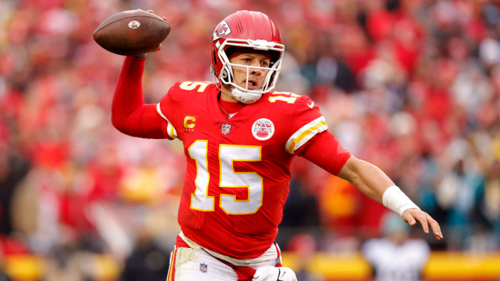 Patrick Mahomes apporte pour la première fois une télévision au camp d'entraînement pour pouvoir jouer à « EA College Football 25 »