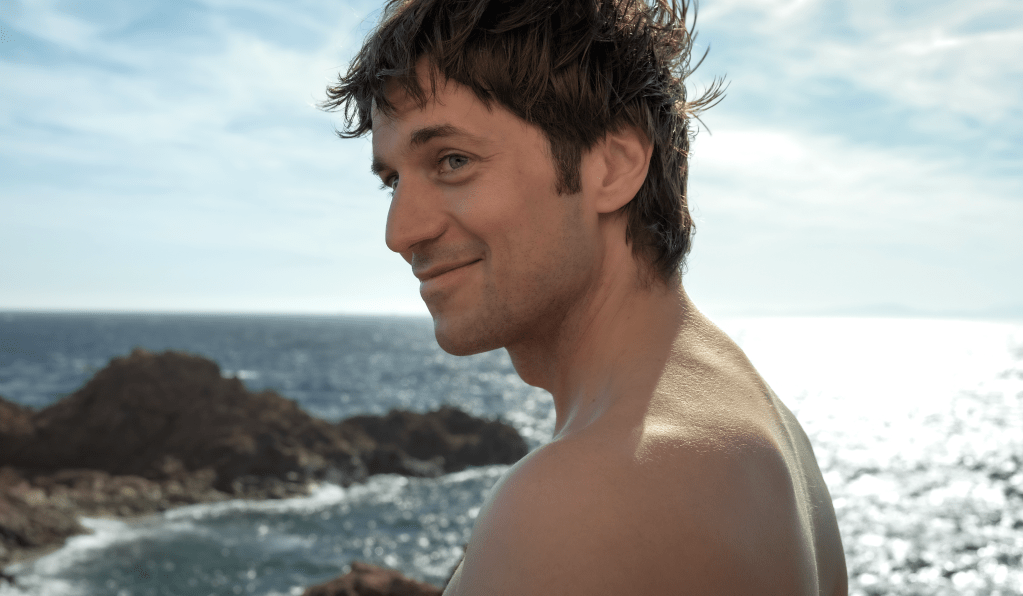 Tout ce qu'il faut savoir sur le prochain thriller romantique de Lucas Bravo, la star d'Emily In Paris, "Freedom"