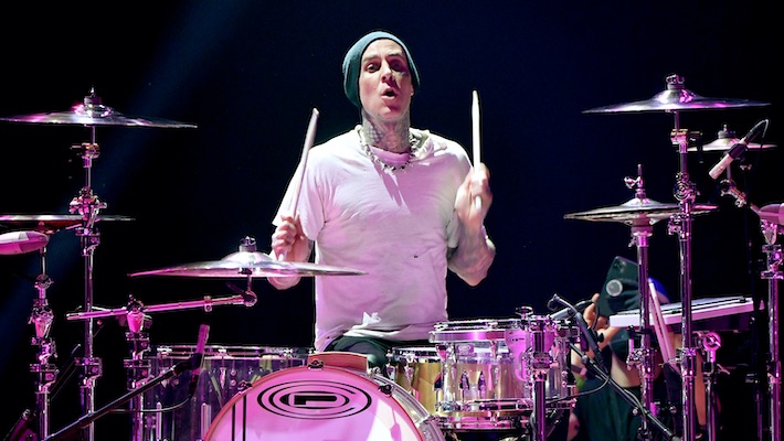 Travis Barker vend la carte d'embarquement de son voyage en avion de 2008 à des fins caritatives