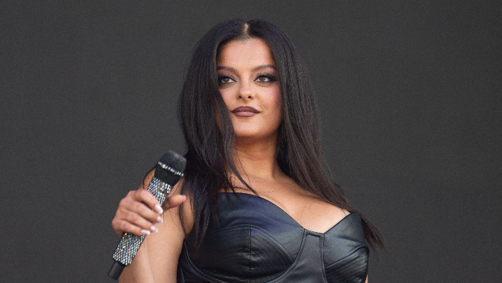 Bebe Rexha accuse un employé de la compagnie aérienne Lufthansa d'avoir commis un crime haineux dans une vidéo profondément émouvante