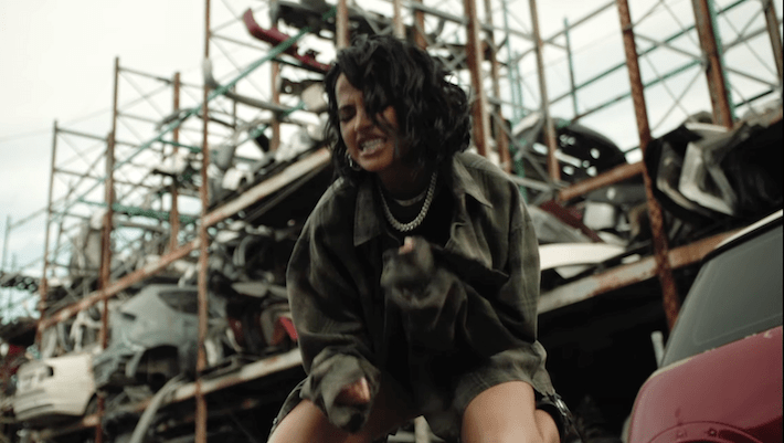 Becky G exige des réponses dans son clip destructeur « Como Diablos »