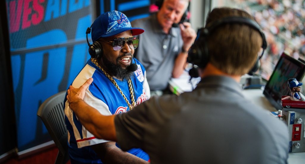 Big Boi a sauté dans la cabine de diffusion des Braves et a délivré un appel de strikeout incroyable