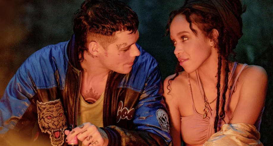 Bill Skarsgard et FKA Twigs de The Crow n'ont pas pu s'empêcher de rire (de manière charmante) pendant la promotion de leur film pas drôle