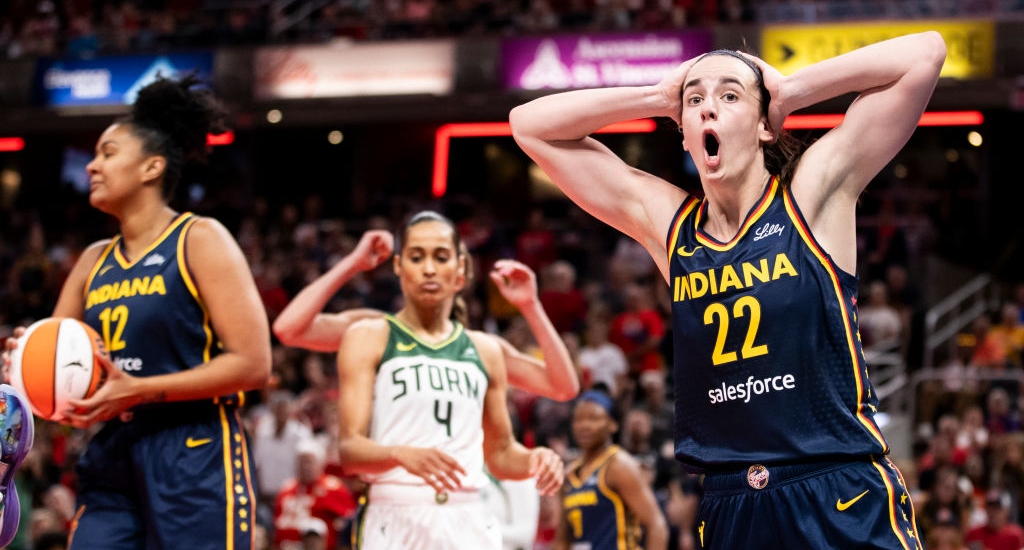 Caitlin Clark a été punie pour avoir giflé le poteau parce que l'arbitre a déclaré que c'était « irrespectueux envers le jeu de basket-ball »
