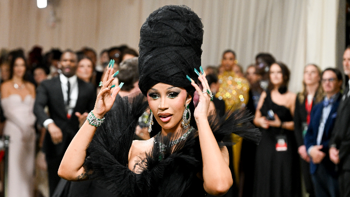 Cardi B répond aux rumeurs de blanchiment de la peau et explique ce qui se passe réellement