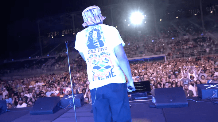 Chance The Rapper ne transpire pas à cause des sièges vides dans son humble clip « 3333 »
