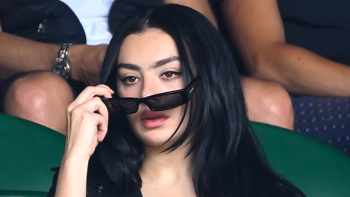 Charli XCX a annoncé un autre remix et semble en avoir d'autres en réserve pour l'automne « Brat »