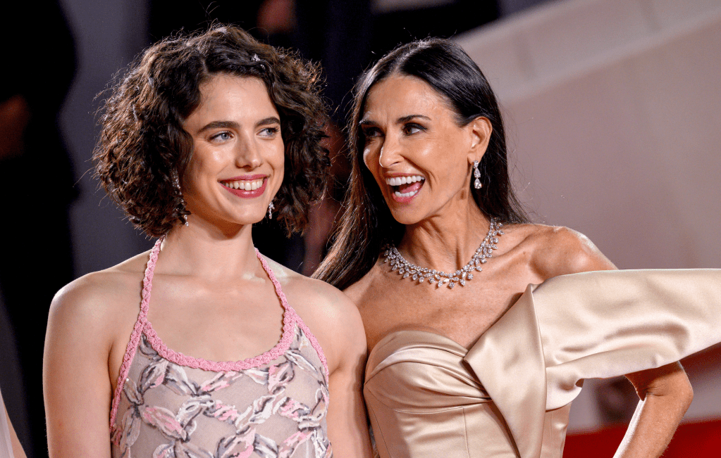 Demi Moore et Margaret Qualley n'ont pas pu s'empêcher de rire pendant une scène gênante du film sanglant et explicite « The Substance »