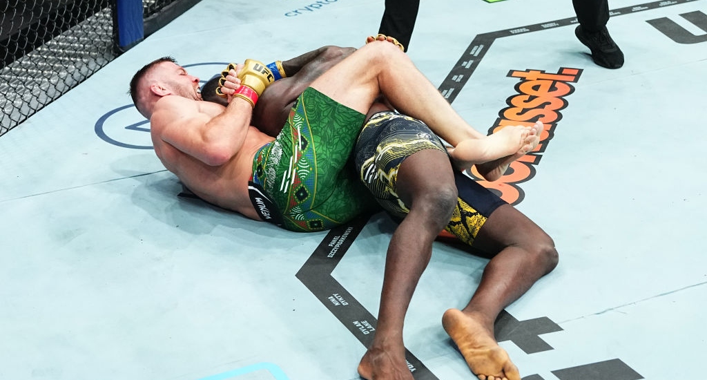 Driscus Du Plessis a soumis Israel Adesanya à l'UFC 305 pour conserver le titre des poids moyens