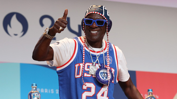 Flavor Flav, patronne de l'équipe américaine, promet de fabriquer un collier en bronze avec une horloge pour Jordan Chiles après avoir été déchue de sa médaille